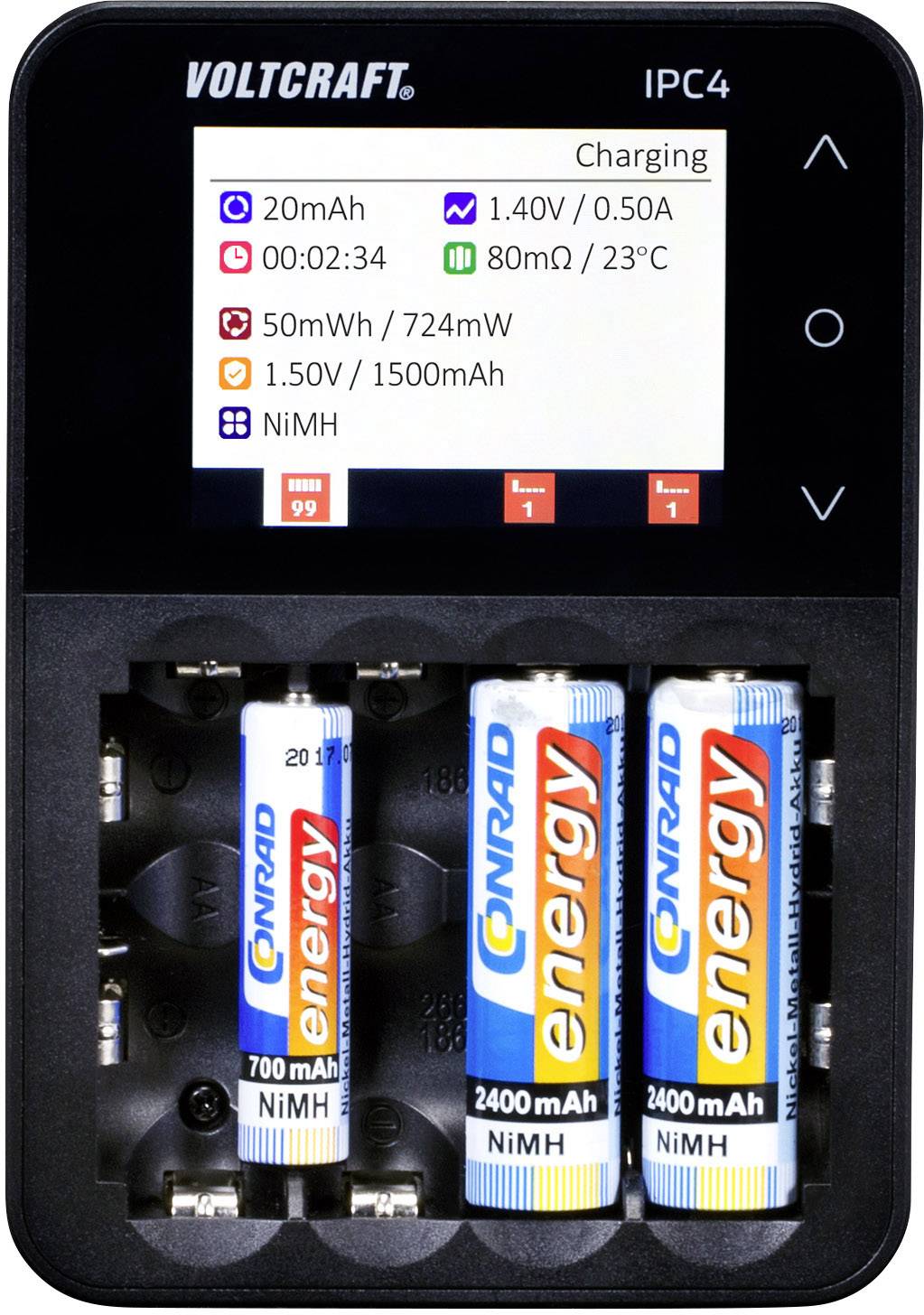 Ladegerät mit drei eingelegten Batterieakkus, Display zeigt Ladestatus, Kapazität und Temperatur an. Markenname 'VOLTCraft IPC4'.