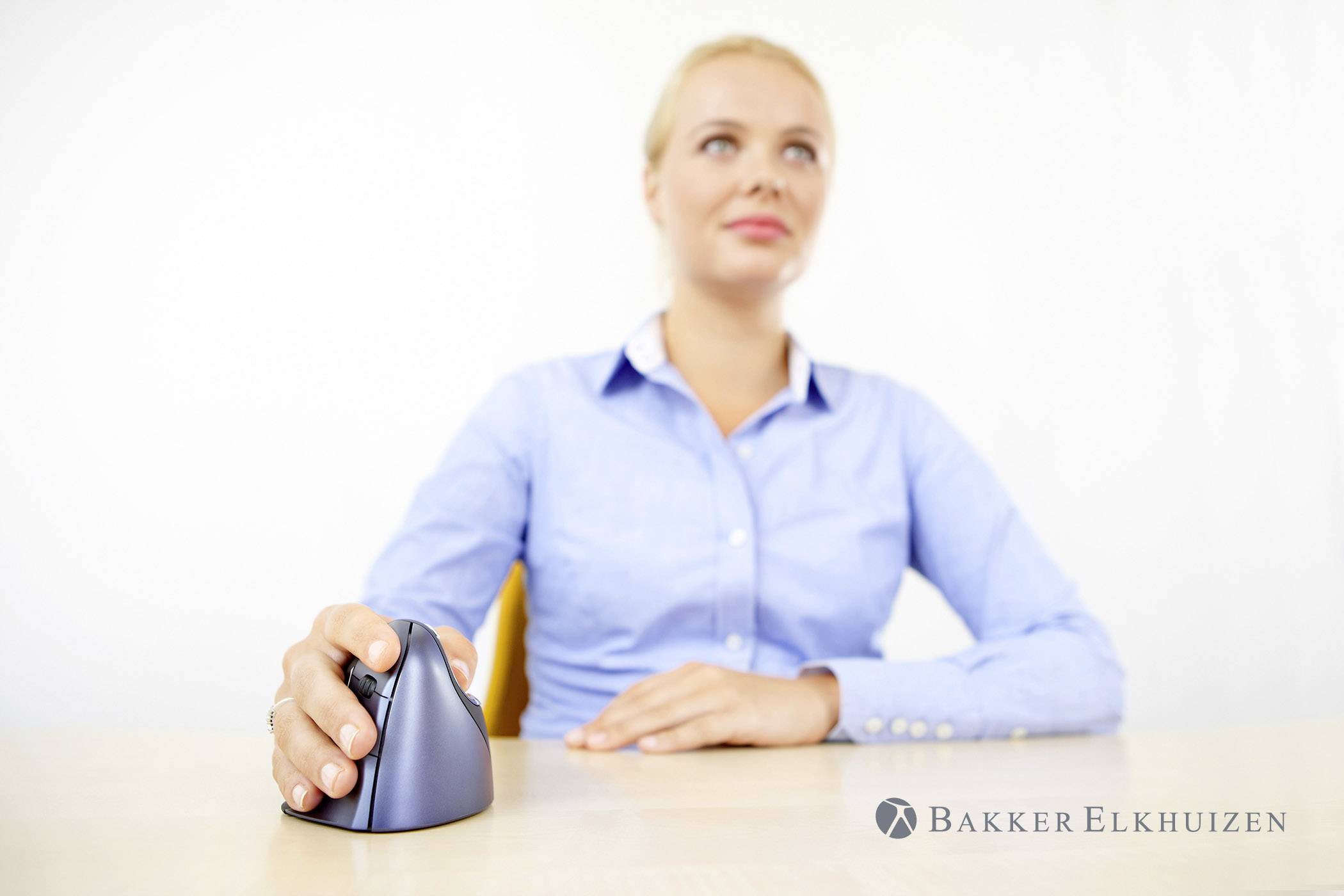 BakkerElkhuizen Evoluent 4 Ergonomische Maus Funk Optisch Schwarz, Blau 6 Tasten 2600 dpi Ergonomisch