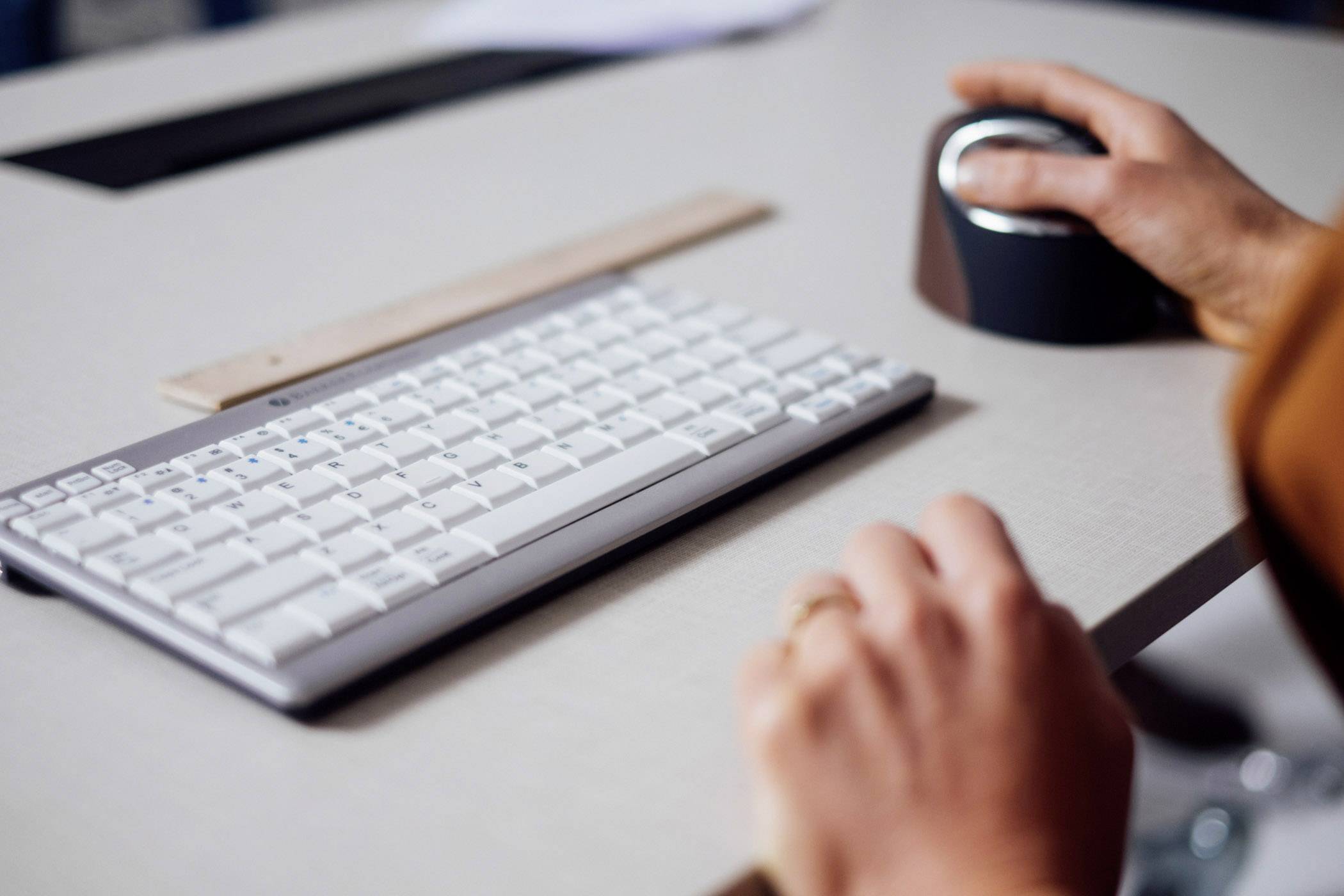 BakkerElkhuizen Evoluent 4 Small Ergonomische Maus Funk Optisch Braun 6 Tasten 2600 dpi Ergonomisch