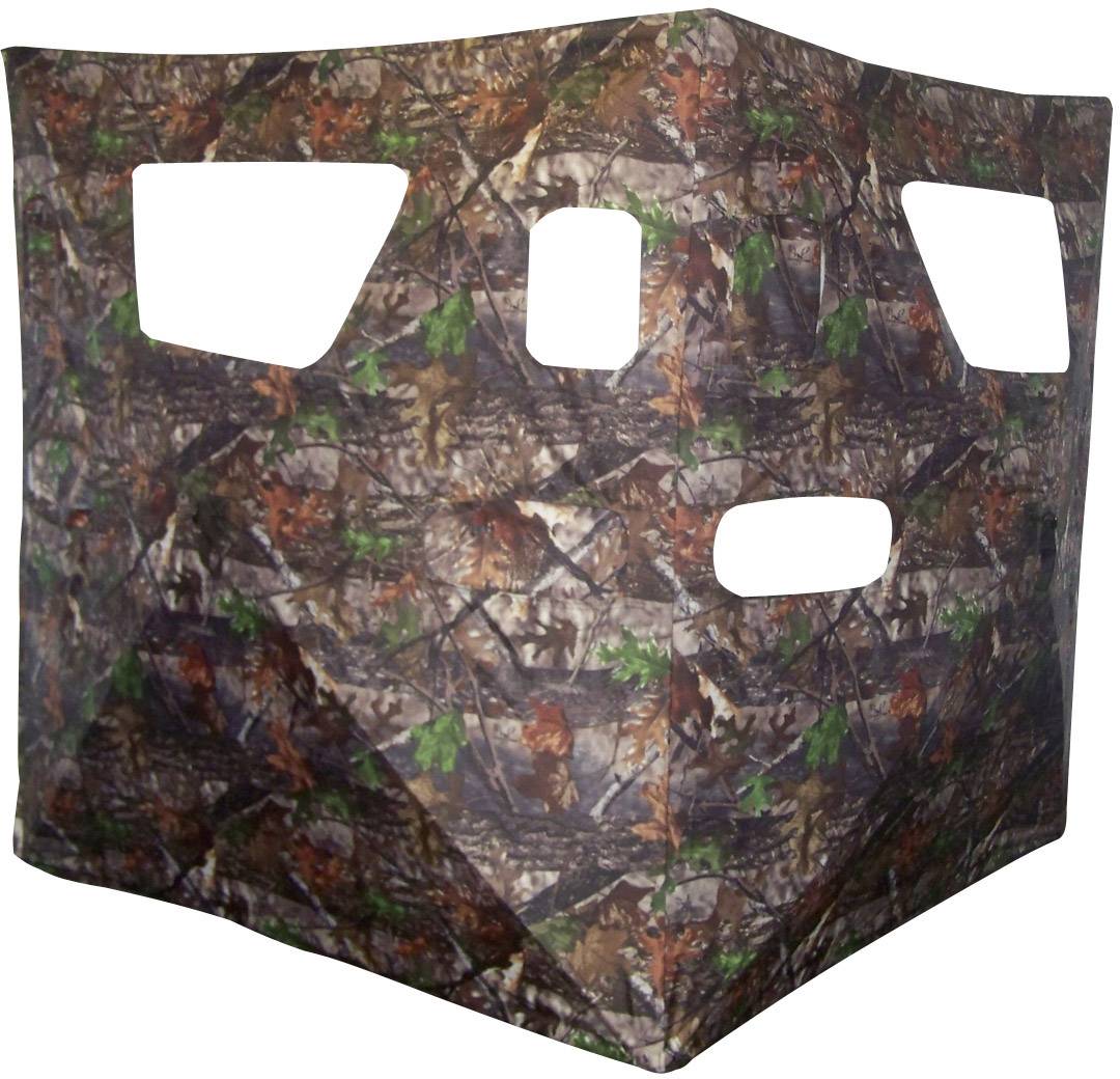 Tarnnetz mit Laubmuster in Grün- und Brauntönen. Es hat mehrere Fensteröffnungen und wird zur Tarnung im Freien genutzt.