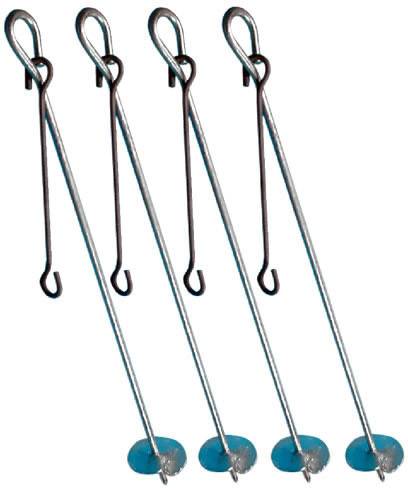 Vier Grillspieße aus Metall mit Haken und Ständer, ideal zum Kochen und Braten im Freien.