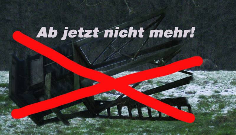 Ein zerstörtes Objekt auf einem verschneiten Feld, überkreuzt von einem roten 'X'. Text: 'Ab jetzt nicht mehr!'.