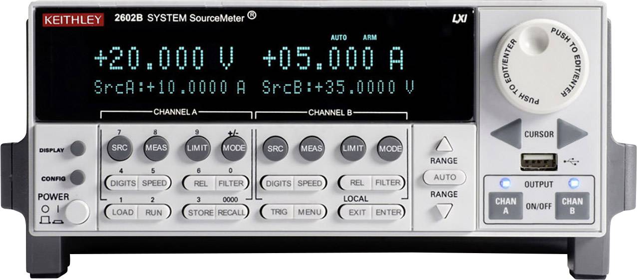 'Keithley 2602B' SourceMeter mit digitalem Display. Zeigt '+20.000 V' und '+05.000 A'. Knöpfe für Einstellungen und Kanäle sichtbar.