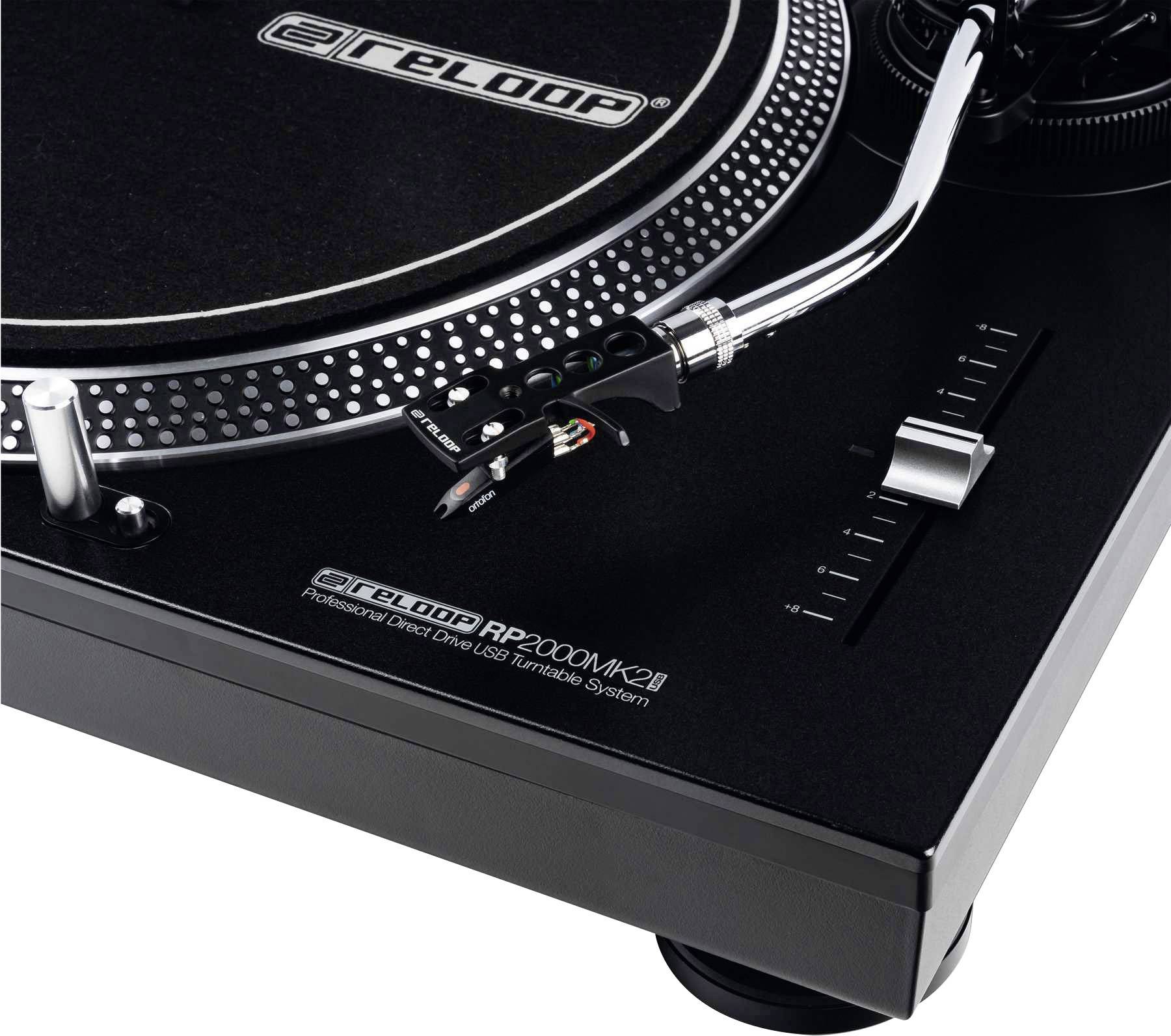 Plattenspieler nah aufgenommen, zeigt Tonarm und Bedienelemente. Markennamen 'Reloop RP-2000 MK2' oben erkennbar.