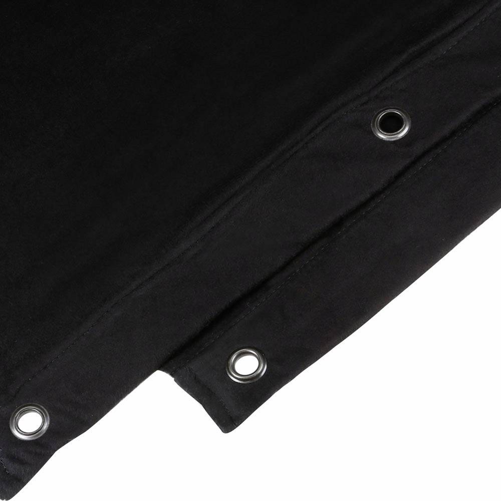 Eine schwarze Plane mit Ösen an den Ecken.