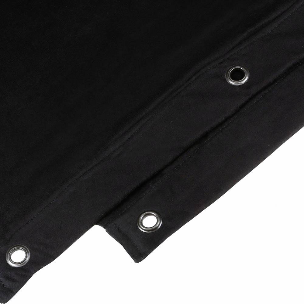 Eine schwarze Plane mit einigen Metallösen am Rand, die verwendet werden kann, um sie zu befestigen oder auf einer Oberfläche zu spannen.