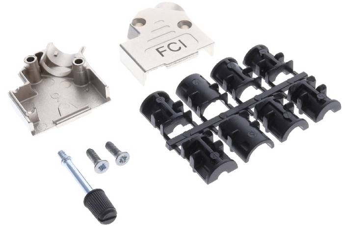 FCI-Kabelverbindungsteile, einschließlich einer metallischen Abdeckung, Kunststoffhaltern und Schrauben, zerlegt auf weißem Hintergrund.