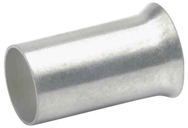 Silberfarbene metallische Zylinderhülse mit einem ausgestellten Ende, verwendet zum Crimpen von Elektrokabeln, vor einem weißen Hintergrund.