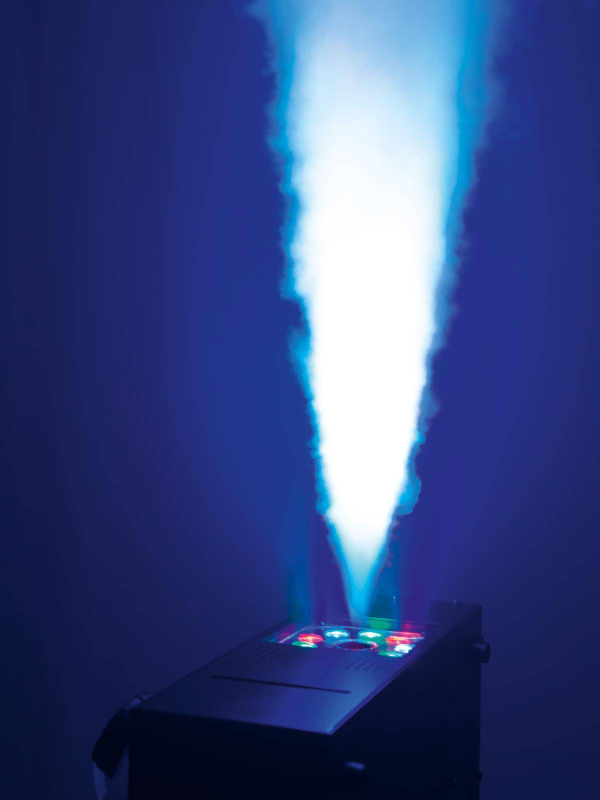 Ein schwarzer Scheinwerfer projiziert helles, blaues Licht in einem dunklen Raum aufwärts. Stimmungsvoll und technisch.