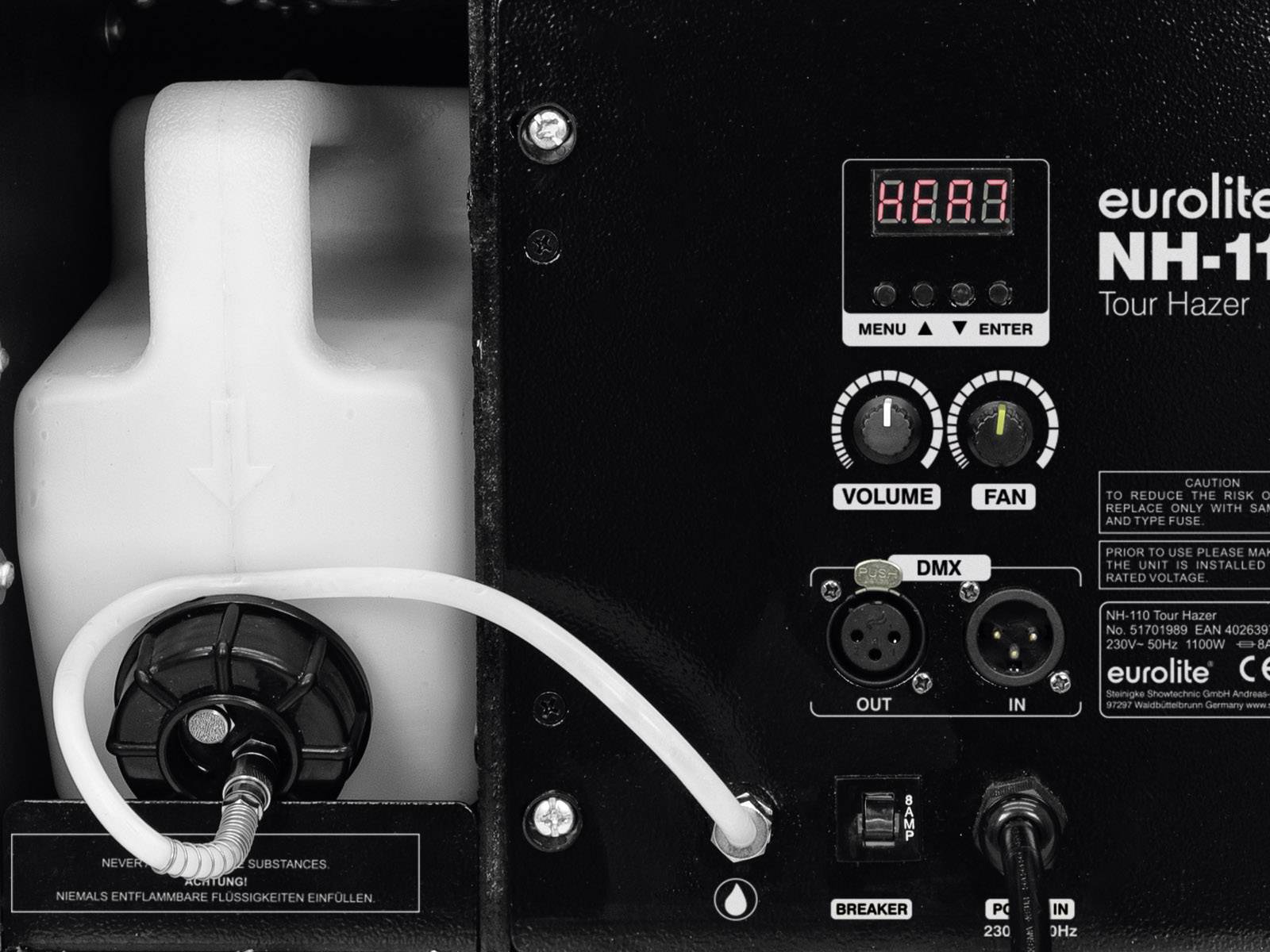 'Eurolite NH-1 Tour Hazer', eine Nebelmaschine mit Bedienknöpfen für Volume, Lüfter und DMX-Anschlüsse. Links ist ein Flüssigkeitstank.