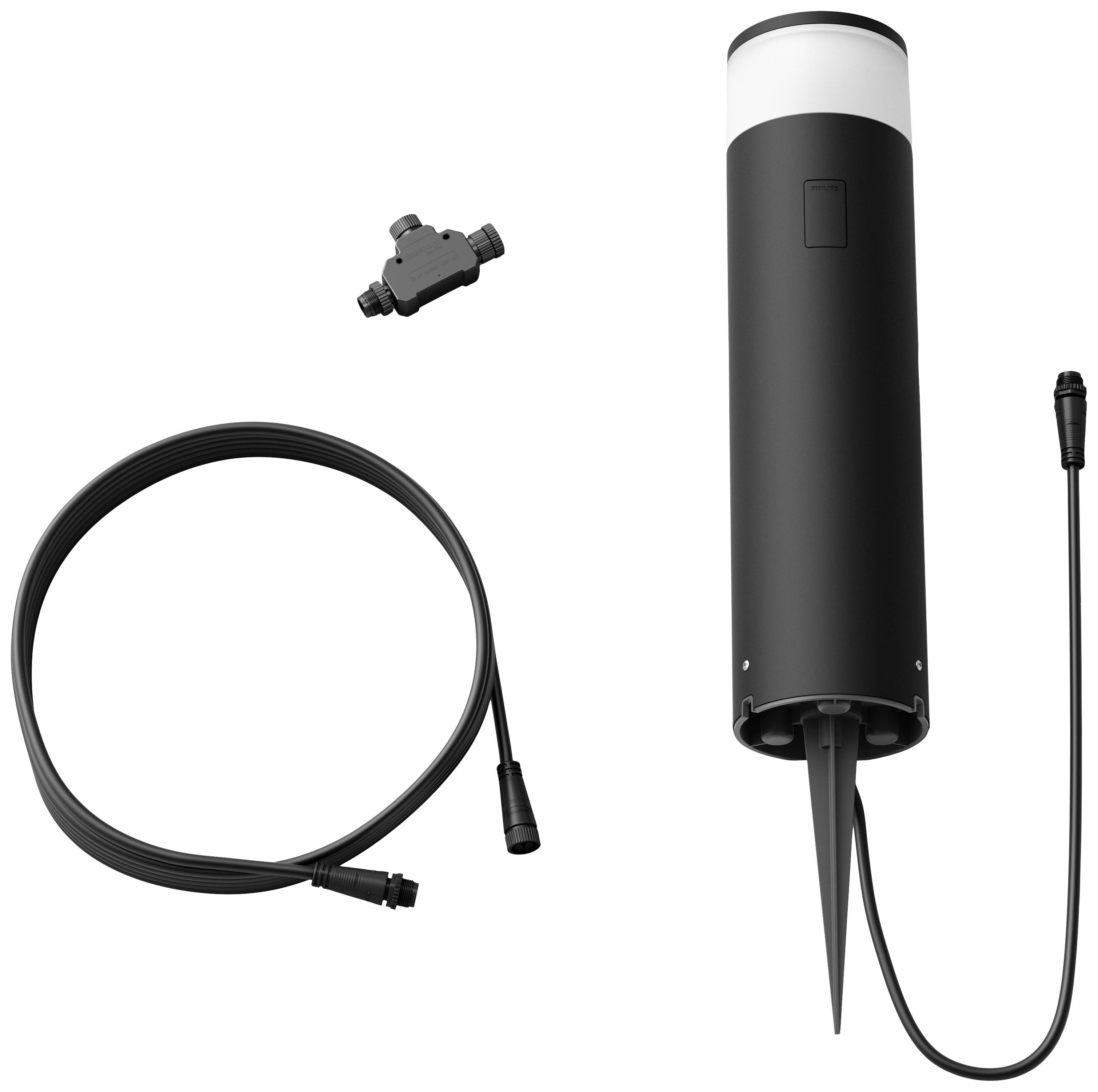 Ein zylindrisches, schwarzes Außenlicht mit Erdspieß, Kabel und einem Verbindungsstück liegt auf weißem Hintergrund ausgebreitet.