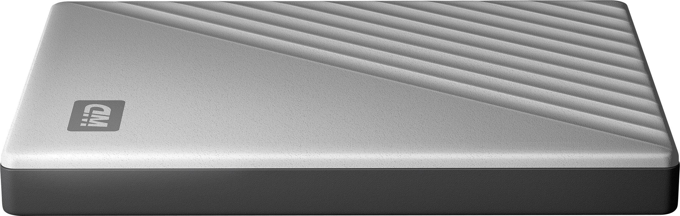 Externe Festplatte mit silbernem Gehäuse und diagonalen Linien auf der Oberseite, zeigt ein schlankes, modernes Design.