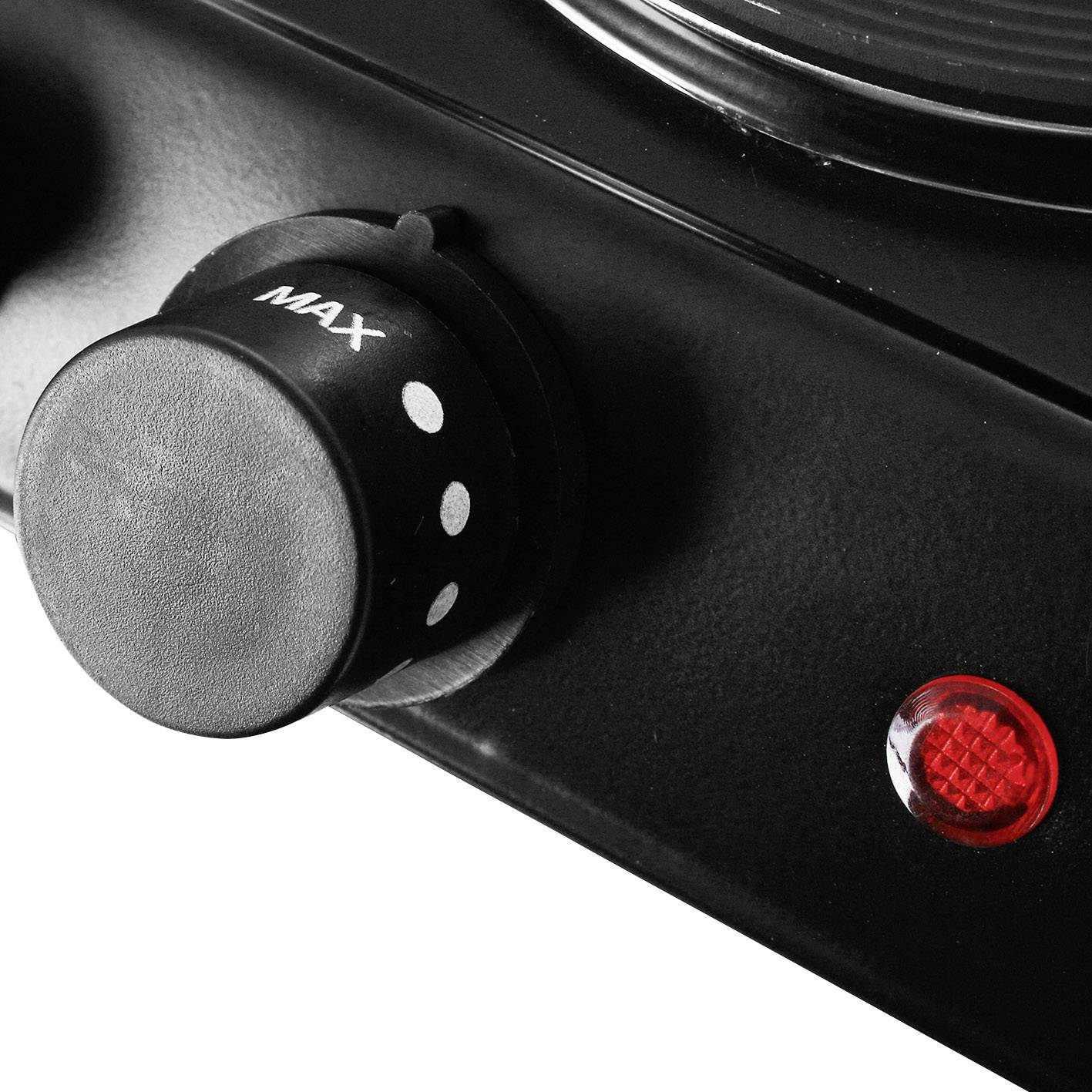 Schwarzer Drehknopf auf maximaler Einstellung neben einem roten Lämpchen auf einem technischen Gerät.