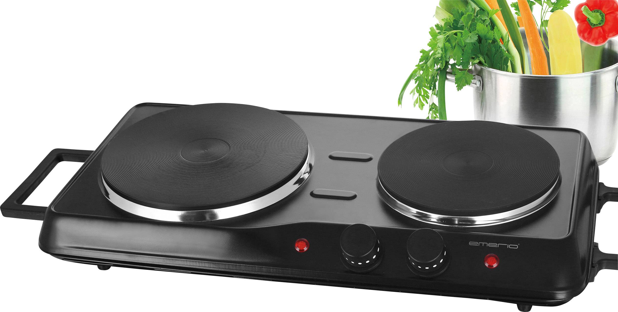 Schwarze Doppelkochplatte mit zwei Drehreglern, daneben ein Topf mit grünem Gemüse und Paprika. Ideal für mobile oder kleine Küchen.