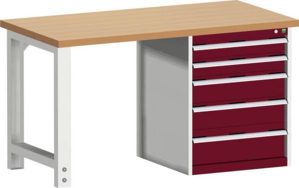 Ein Schreibtisch mit einer Holzplatte und einer Metallstruktur. Auf der rechten Seite befinden sich fünf rote Schubladen.