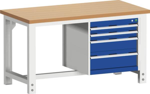 Robuster Arbeitstisch mit Holzoberfläche und vier blauen Schubladen an der rechten Seite. Ideal für Werkstattumgebungen.