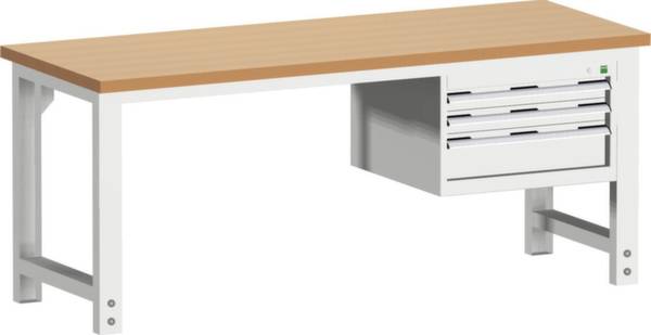 Ein Arbeitstisch mit Holzplatte und drei weißen Schubladen auf der rechten Seite.