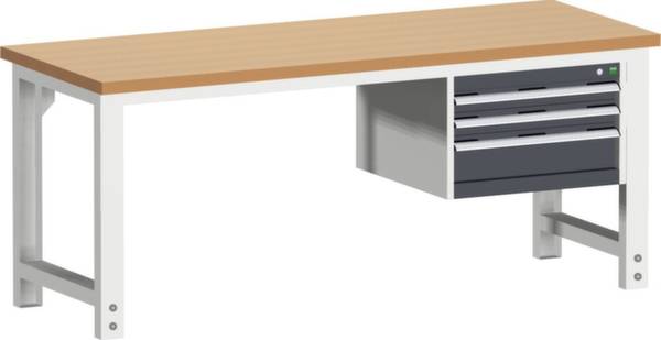 Ein Arbeitstisch mit einer Holzplatte und weißen Metallbeinen. Rechts befinden sich drei graue Schubladen unter der Tischplatte.