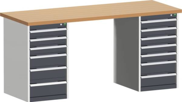 Ein Arbeitstisch mit Holzplatte, der links und rechts jeweils vier graue Schubladen hat. Ideal zur Aufbewahrung und zum Arbeiten.