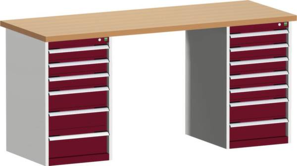 Holzschreibtisch mit zwei Metallseiten, jede mit fünf roten Schubladen.