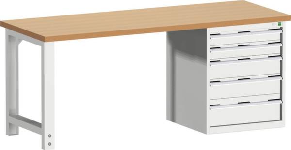 Ein weißer Tisch mit Holzplatte, links ein offenes Gestell, rechts ein Schubladenschrank mit fünf Schubladen, alles in schlichter Bürooptik.