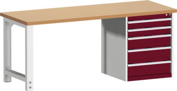 Arbeitstisch mit Metallrahmen und einer Holzarbeitsplatte. Rechts befinden sich fünf rote Schubladen übereinander.