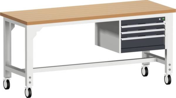Ein weißer Werkbanktisch mit vier Rollen, einer Holzoberfläche und einem integrierten Schubladensystem an der rechten Seite.