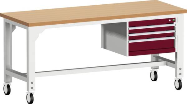 Ein robuster Arbeitstisch auf Rollen mit einer Holzplatte und einem integrierten Schubladensystem auf der rechten Seite.