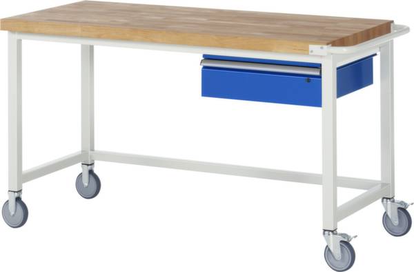 Ein weißer, mobiler Arbeitstisch mit Holzplatte und blauer Schublade auf der rechten Seite, ausgestattet mit Rollen.