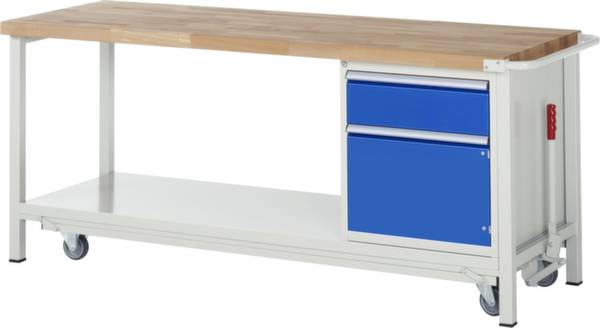 Weißer Werkstatttisch mit Holzplatte und blauen Schubladen auf der rechten Seite. Der Tisch hat Räder zur einfachen Bewegung.