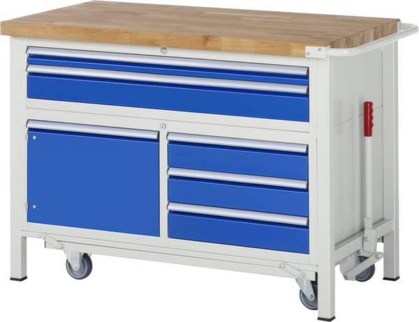 Eine weiße Werkbank mit vier blauen Schubladen und einer blauen Tür, oben eine Holzplatte. Sie steht auf vier Rädern, die Beweglichkeit ermöglichen.
