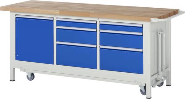 Eine Werkbank mit Holzplatte, blauen Schubladen und Schranktüren, auf Rollen für mobile Nutzung.