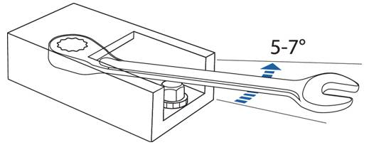 Ein Ratschenschlüssel wird in einem Winkel von 5-7 Grad versetzt von einem Bolzen in einer engen Box gezeigt, was die Nutzbarkeit bei begrenztem Raum veranschaulicht.