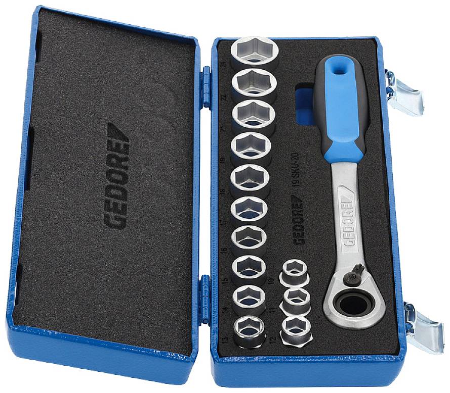 Ein Ratschenkastenset mit einem blauen Griff und mehreren Stecknüssen in verschiedenen Größen, ordentlich in einer Box angeordnet.