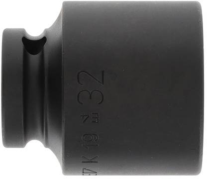 Eine schwarze 32-mm-Stecknuss mit abgeschrägter Kante und Zentrierbohrung, verwendet für mechanische Arbeiten an Fahrzeugen oder Maschinen.