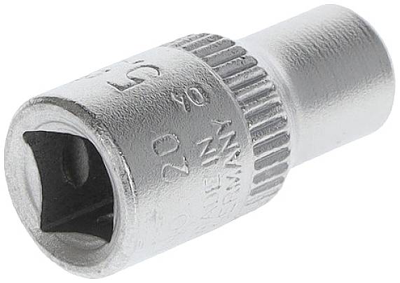 Eine silberne Metallstecknuss für einen Schraubenschlüssel, zylindrische Form, mit eingefräster Größe und Herstellerkennzeichnung.