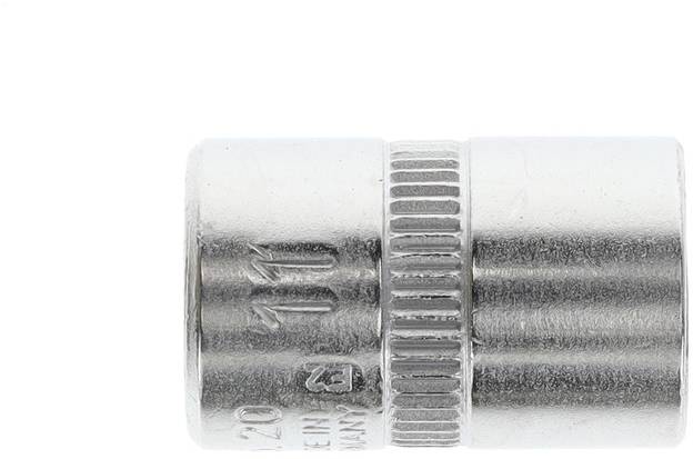 Metall-Steckschlüssel, zylindrische Form, silberfarben, mit geriffelter Oberfläche für besseren Halt.