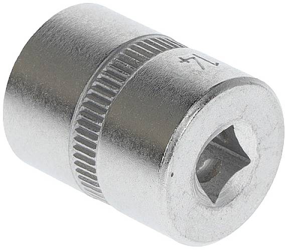 Eine silberne Stecknuss aus Metall, typischerweise für Ratschenwerkzeuge verwendet.