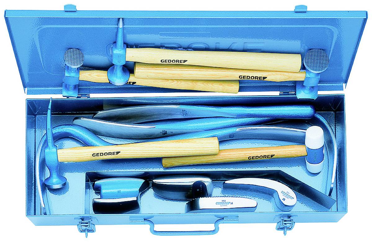 Werkzeugkasten mit Hämmern, Feilen und weiterem Handwerkzeug, enthalten in einem offenen blauen Metallbehälter.