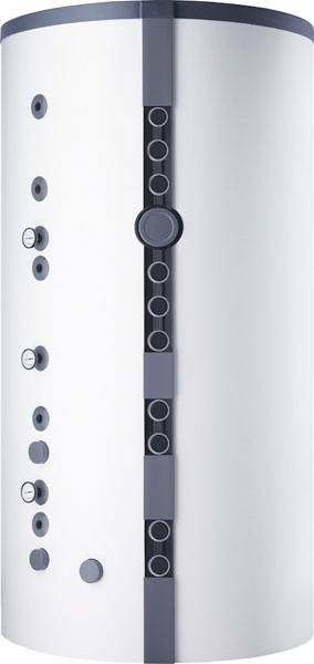 Ein zylindrischer Wasserspeicher mit mehreren Anschlüssen und einem digitalen Display in der Mitte, vor einem neutralen Hintergrund.