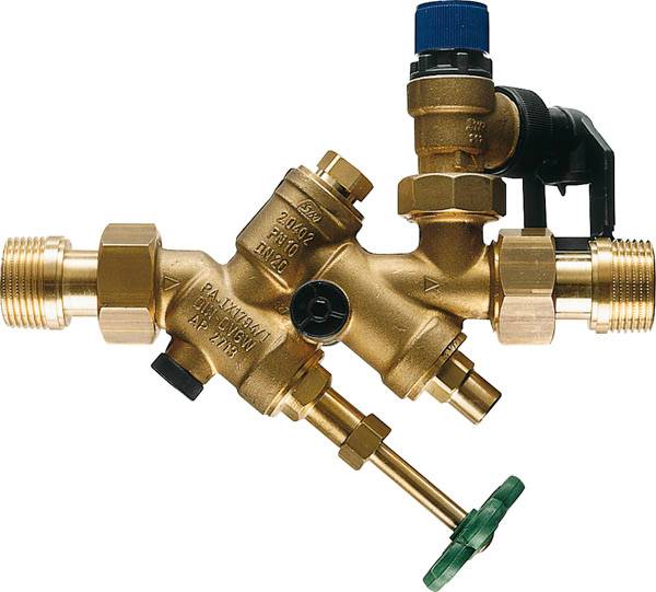 Messing-Ventil mit mehreren Anschlüssen und Reglern, inklusive Druckanzeige. Häufig verwendet in Wasserinstallationen.