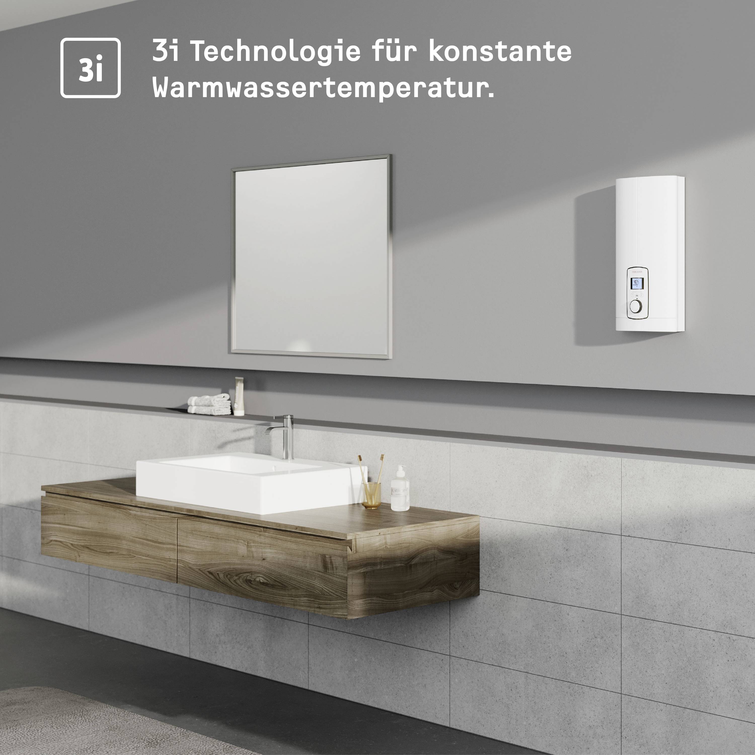 Ein Badezimmer mit Waschtisch, Spiegel und einem an der Wand montierten Durchlauferhitzer. Text: '3i Technologie für konstante Warmwassertemperatur.'