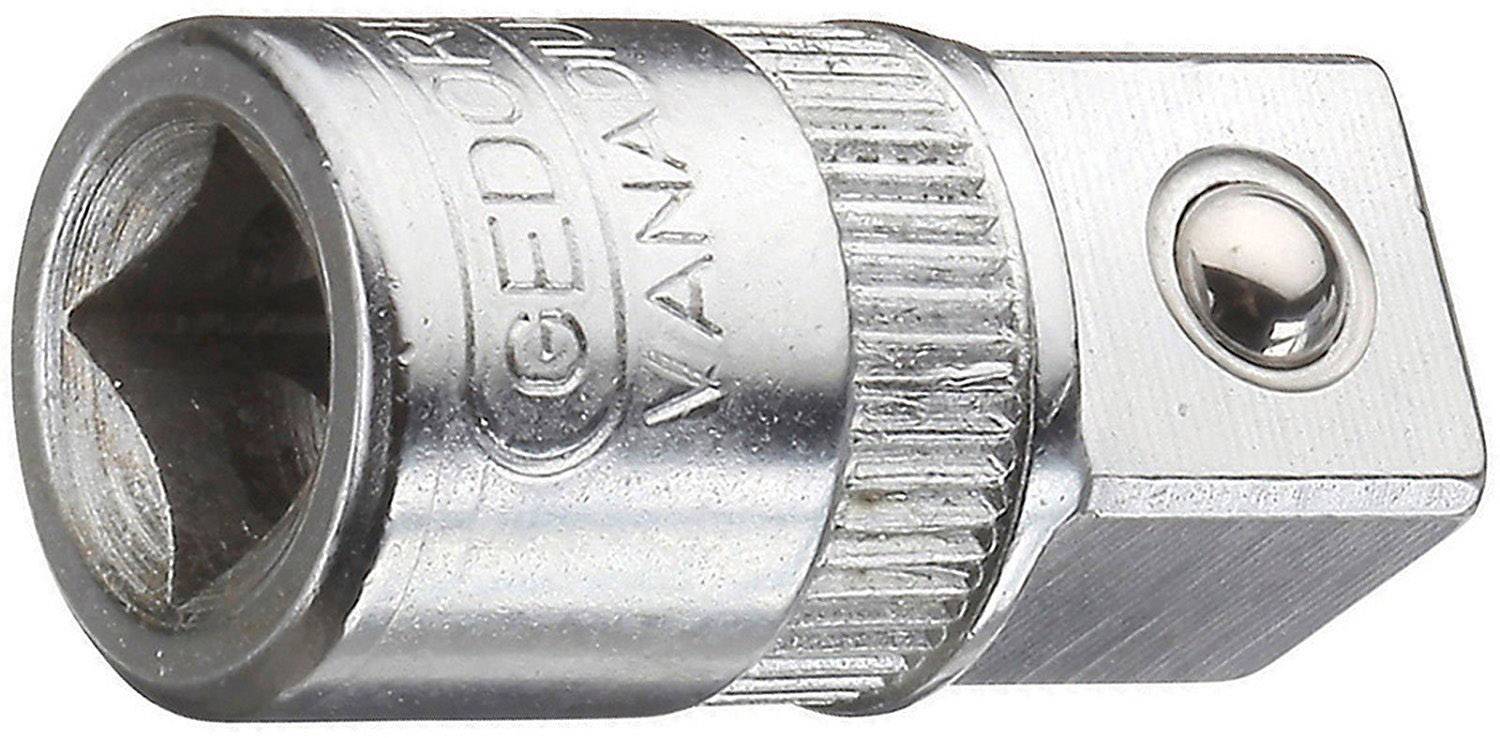 Ein silberner Stecknussadapter aus Metall mit einer quadratischen Öffnung und geriffeltem Ring zur Befestigung an Werkzeugen.