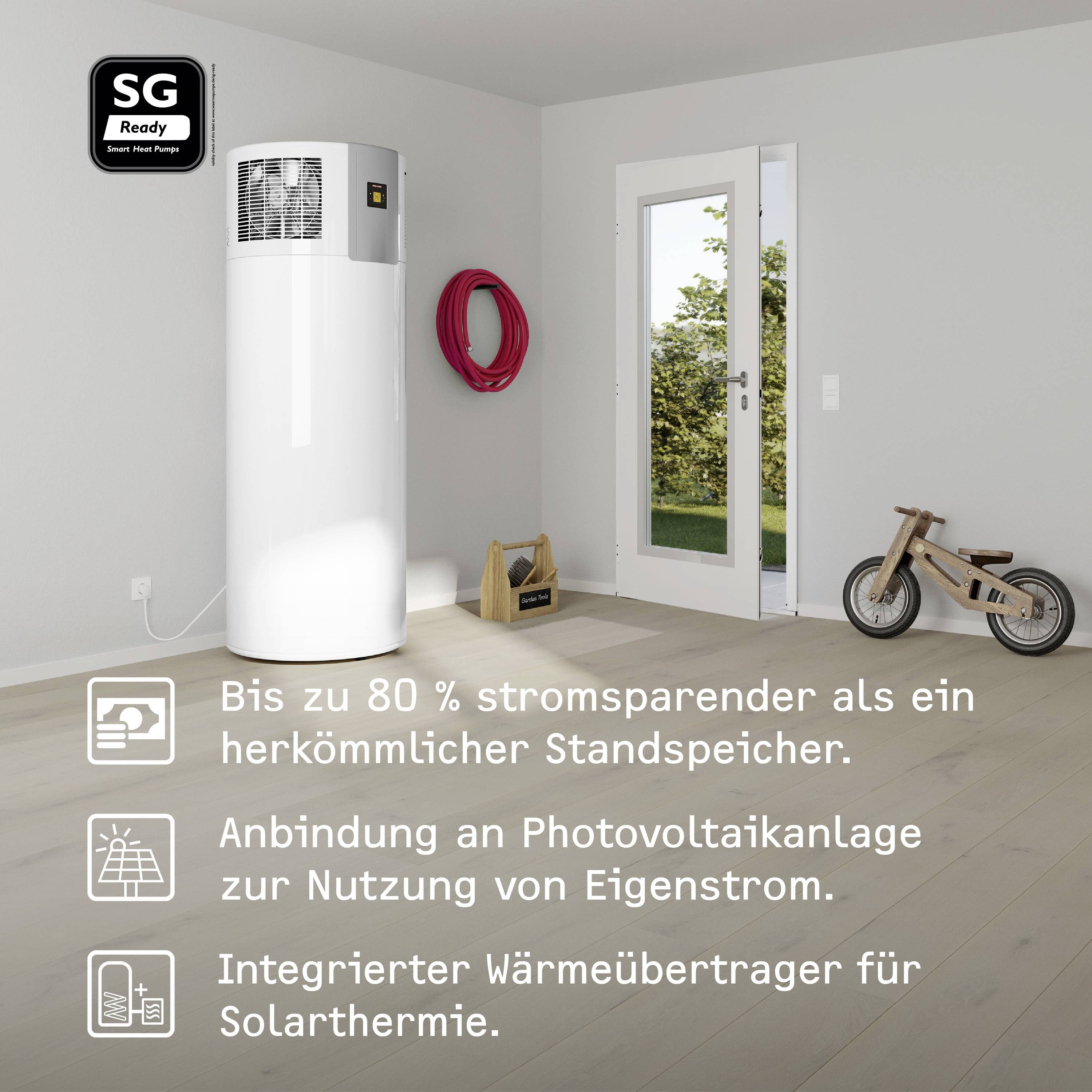 Eine Wärmepumpe im Raum neben einer Tür; daneben ein Spielzeugroller. Text: 'Bis zu 80% stromsparender... Nutzung von Eigenstrom'.