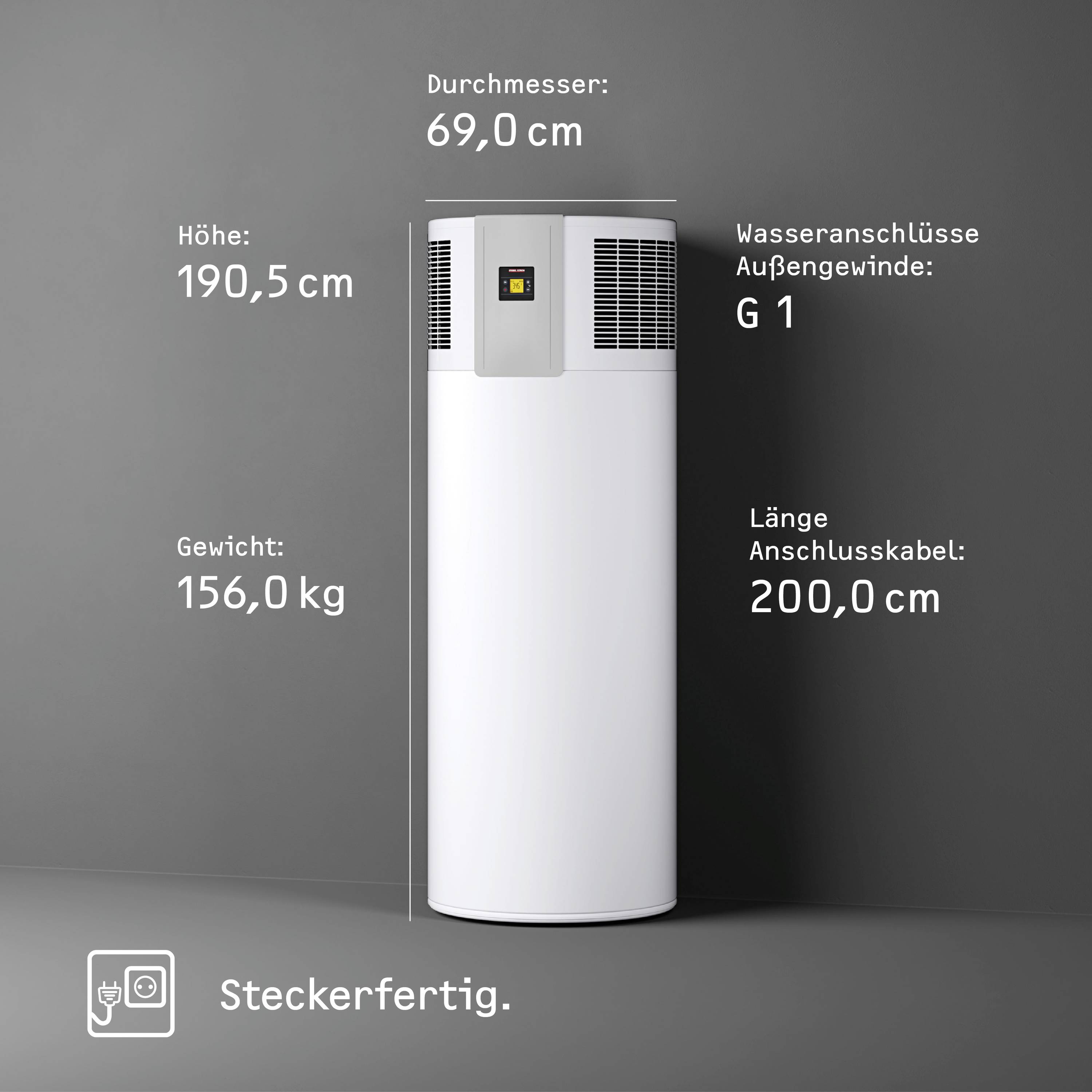 'Steckerfertig' Warmwasserspeicher vor grauer Wand. Höhe: 190,5 cm; Durchmesser: 69 cm; Länge Anschlusskabel: 200 cm; Gewicht: 156 kg; Wasseranschlüsse Außengewinde: G 1.