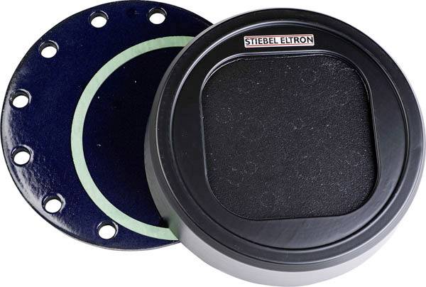 Rundes schwarzes Gerät mit grünem Ring und sieben Löchern auf einer runden Scheibe. Gehäuse beschriftet mit 'STIEBEL ELTRON'.