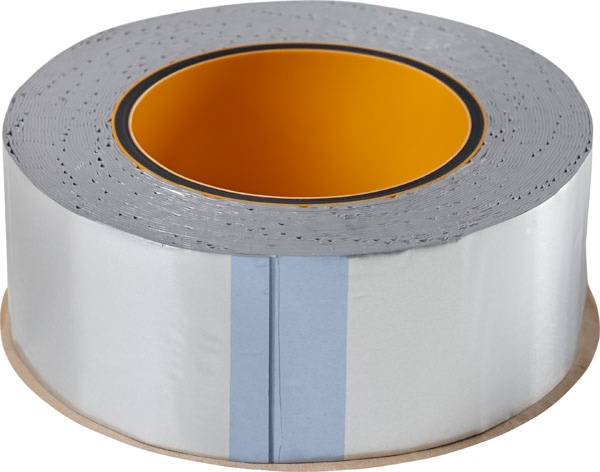 Eine Rolle silbernes Klebeband mit gelbem Kern, auf einer Holzunterlage liegend.