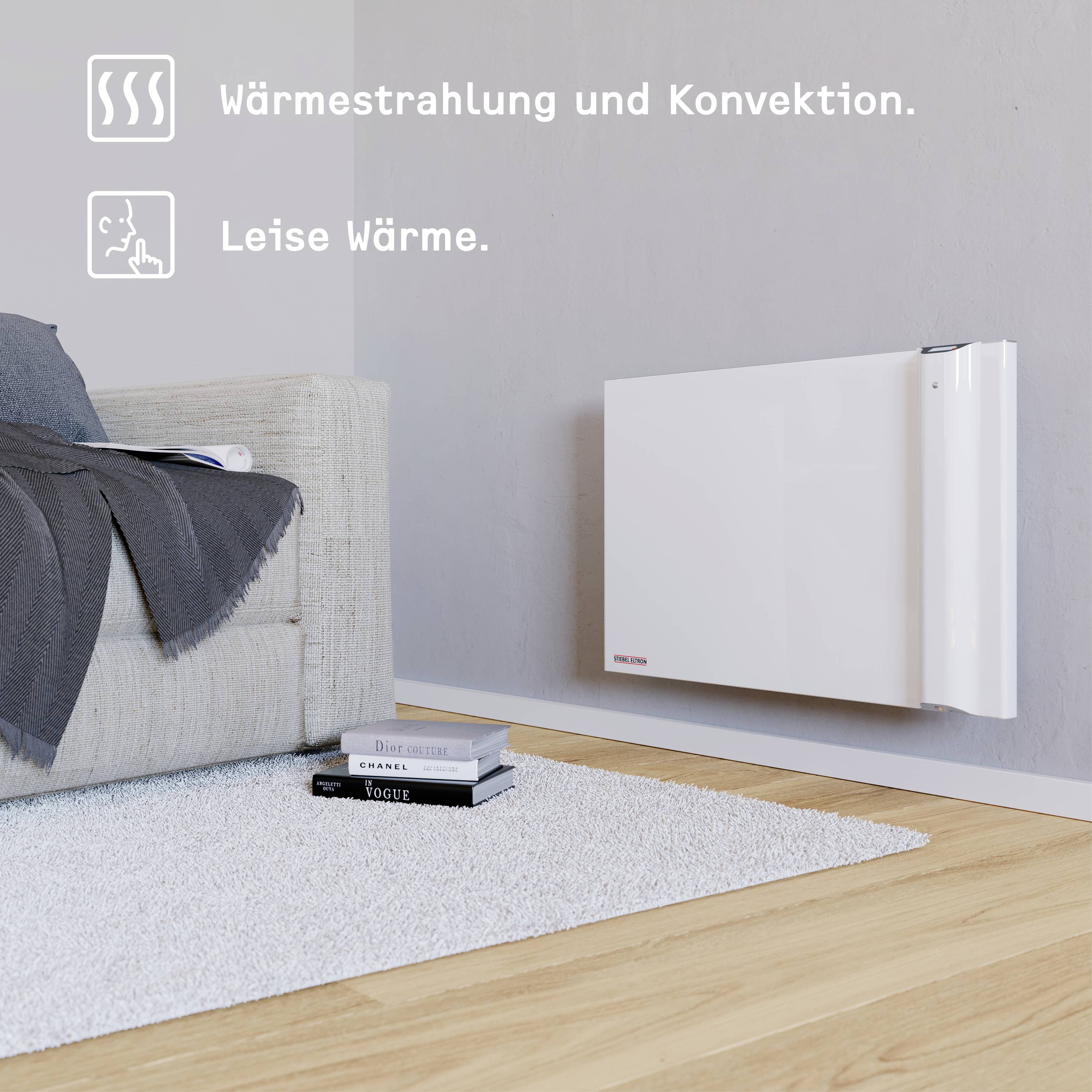 Heizung an einer Wand im Wohnzimmer. Text oben rechts: 'Wärmestrahlung und Konvektion. Leise Wärme.' Teppich und Bücher auf dem Boden.