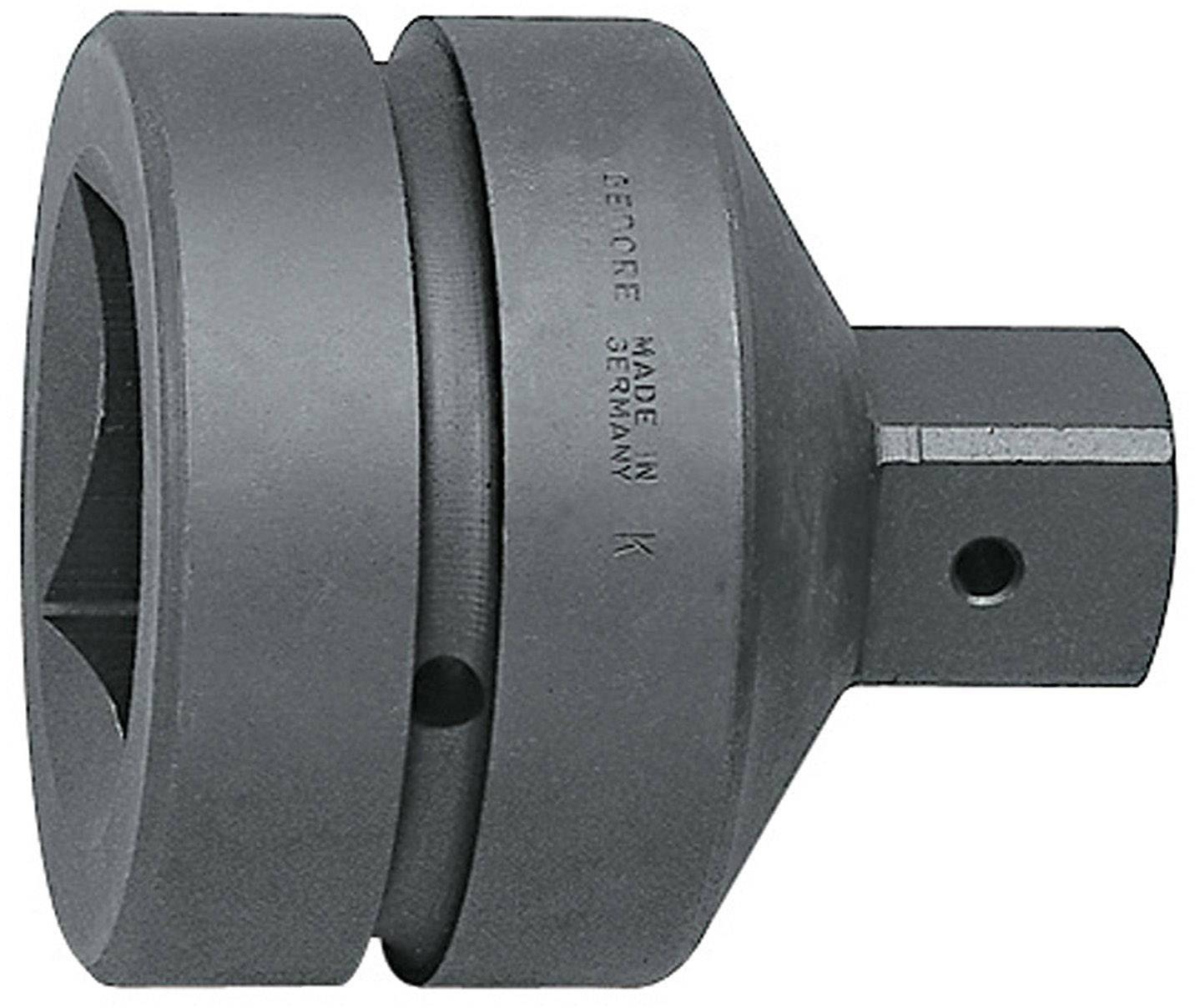 Ein schwarzes Metallwerkzeug, vermutlich ein Adapter oder eine Nuss mit quadratischer Aufnahme, Schaft und Aufschrift 'Made in Germany'.