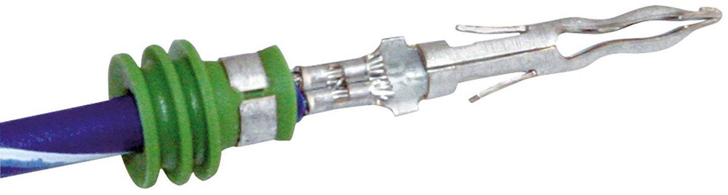 Nahaufnahme eines Crimpkontakts mit grünem Isolator und silbernem Kontaktstift, der aus einem lilafarbenen Kabel herausragt.